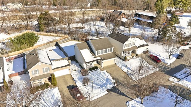 10105 Fallen Sky Dr, Louisville, KY 40229