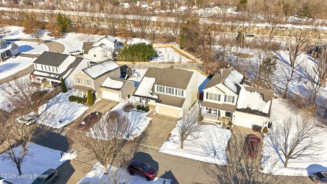 10105 Fallen Sky Dr, Louisville, KY 40229