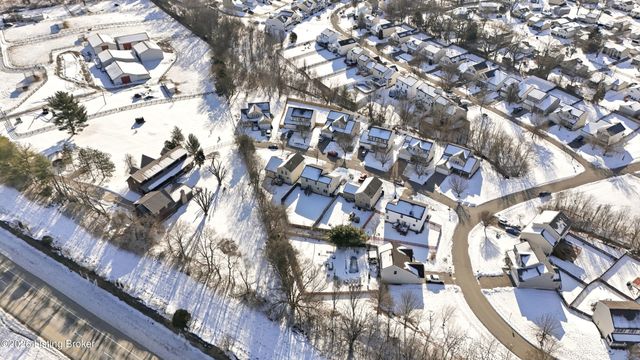 10105 Fallen Sky Dr, Louisville, KY 40229