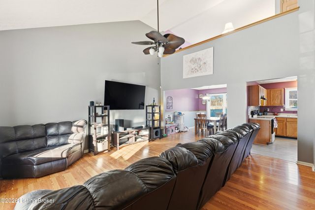 10105 Fallen Sky Dr, Louisville, KY 40229