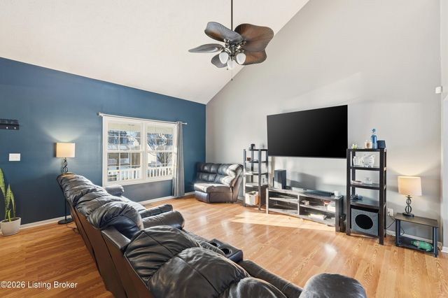 10105 Fallen Sky Dr, Louisville, KY 40229