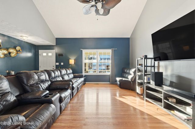 10105 Fallen Sky Dr, Louisville, KY 40229