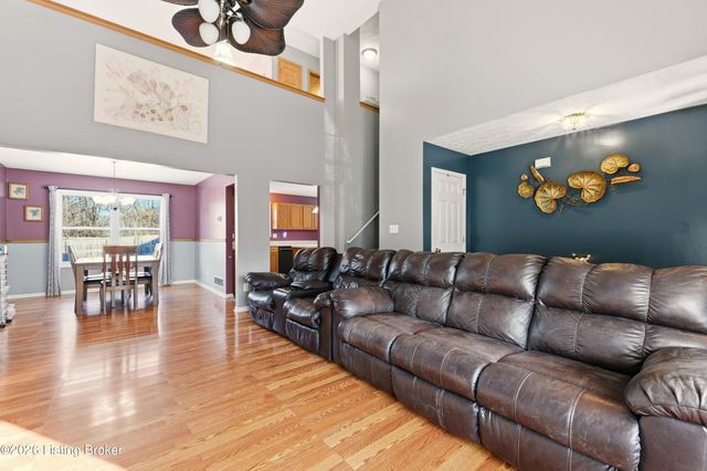 10105 Fallen Sky Dr, Louisville, KY 40229