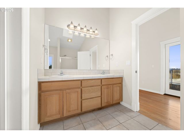 21795 Ne LACHENVIEW Ln, Fairview, OR 97024