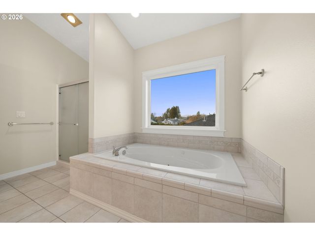 21795 Ne LACHENVIEW Ln, Fairview, OR 97024