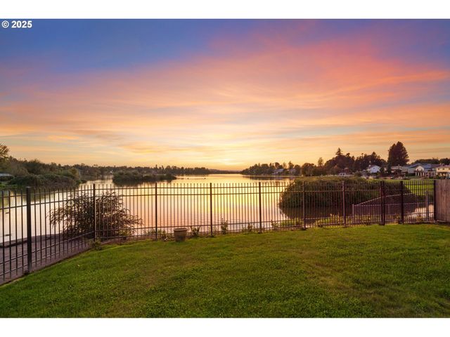 21795 Ne LACHENVIEW Ln, Fairview, OR 97024