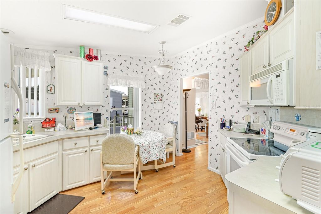 Image 11 of property listing at 5316 53RD AVENUE E N16, Bradenton, FL 34203