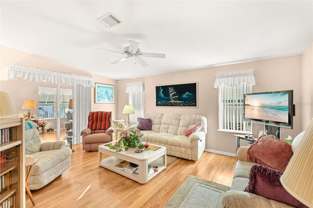 Image 6 of property listing at 5316 53RD AVENUE E N16, Bradenton, FL 34203