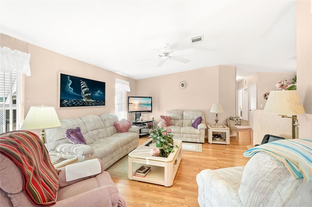 Image 8 of property listing at 5316 53RD AVENUE E N16, Bradenton, FL 34203