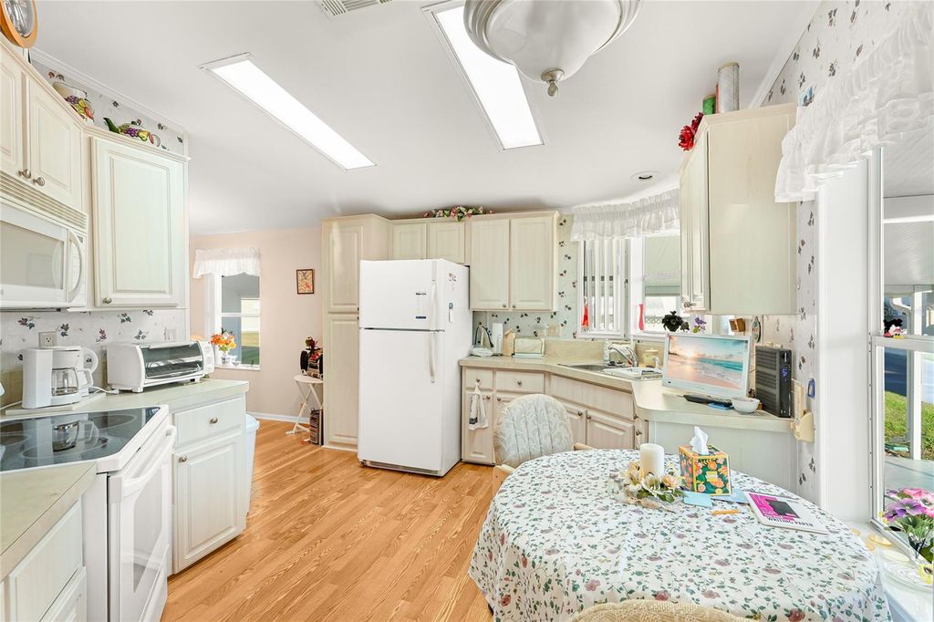 Image 10 of property listing at 5316 53RD AVENUE E N16, Bradenton, FL 34203