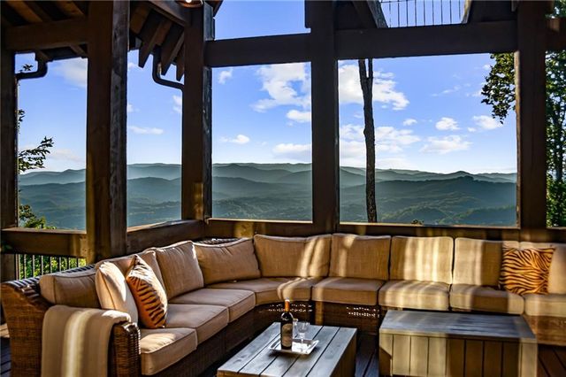 520 Overlook Drive, Blue Ridge, GA 30513