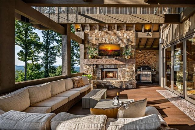 520 Overlook Drive, Blue Ridge, GA 30513