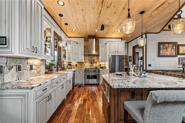 520 Overlook Drive, Blue Ridge, GA 30513