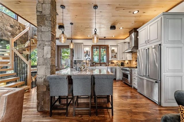 520 Overlook Drive, Blue Ridge, GA 30513