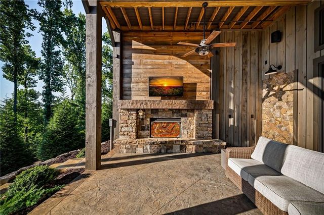 520 Overlook Drive, Blue Ridge, GA 30513