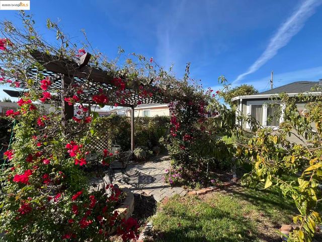 262 Fitzpatrick Rd, Oakland, CA 94603