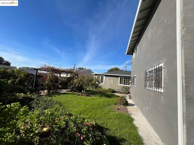 262 Fitzpatrick Rd, Oakland, CA 94603