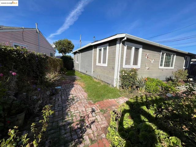 262 Fitzpatrick Rd, Oakland, CA 94603