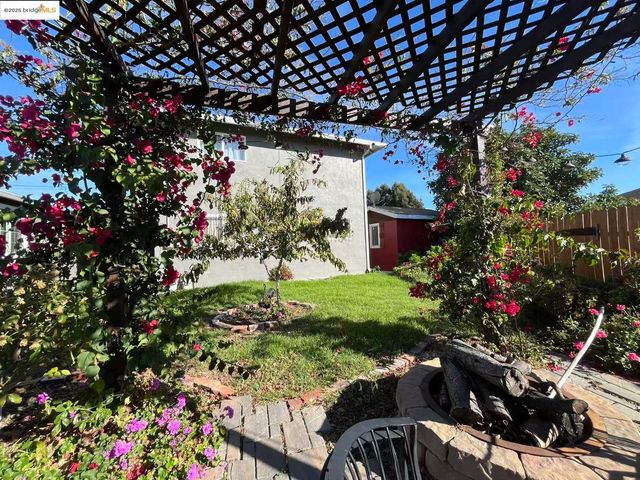 262 Fitzpatrick Rd, Oakland, CA 94603