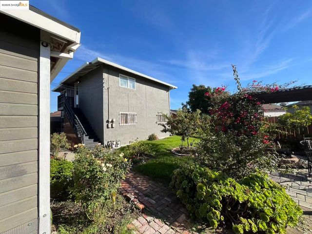 262 Fitzpatrick Rd, Oakland, CA 94603