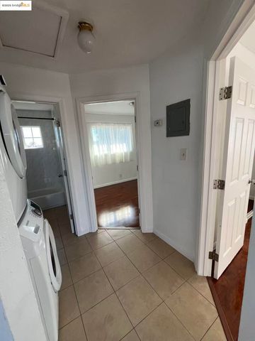 262 Fitzpatrick Rd, Oakland, CA 94603