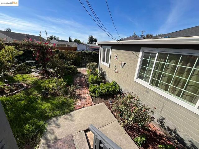 262 Fitzpatrick Rd, Oakland, CA 94603