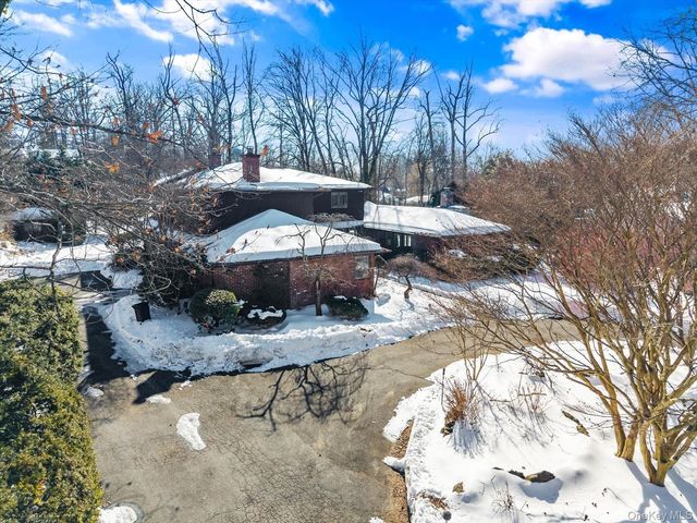 20 Henhawk Road, Great Neck, NY 11024