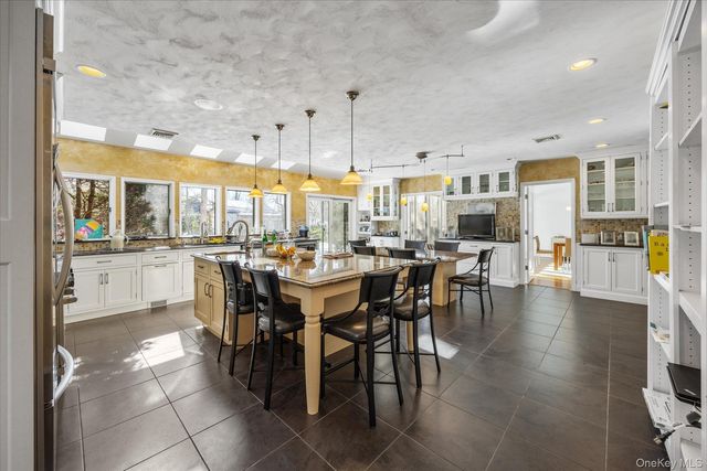 20 Henhawk Road, Great Neck, NY 11024