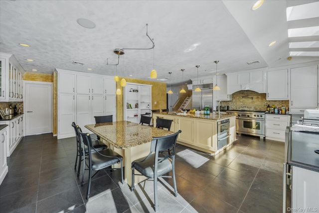 20 Henhawk Road, Great Neck, NY 11024