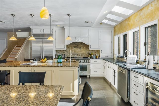 20 Henhawk Road, Great Neck, NY 11024