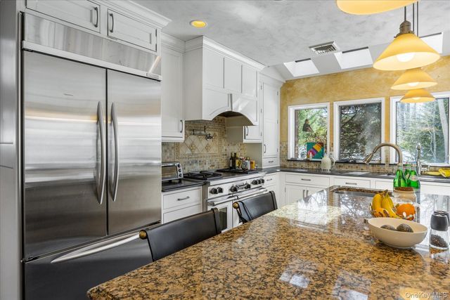 20 Henhawk Road, Great Neck, NY 11024