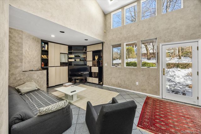 20 Henhawk Road, Great Neck, NY 11024