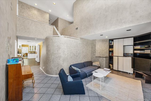 20 Henhawk Road, Great Neck, NY 11024