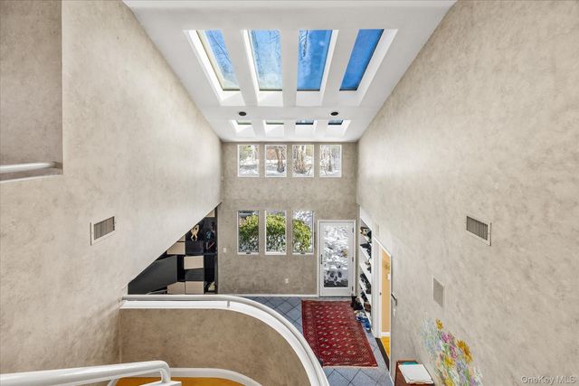 20 Henhawk Road, Great Neck, NY 11024