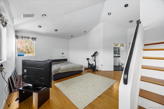 20 Henhawk Road, Great Neck, NY 11024