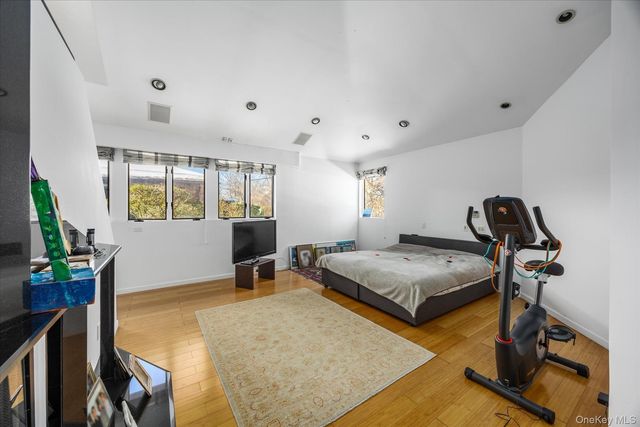 20 Henhawk Road, Great Neck, NY 11024