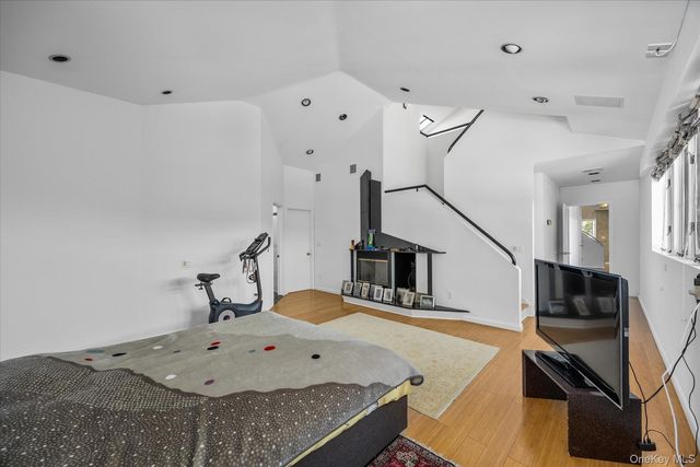 20 Henhawk Road, Great Neck, NY 11024