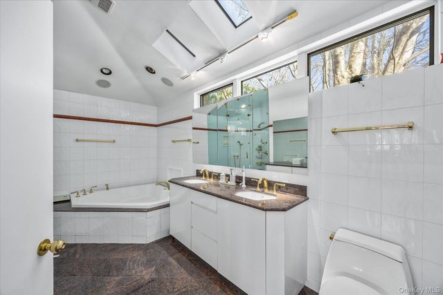 20 Henhawk Road, Great Neck, NY 11024