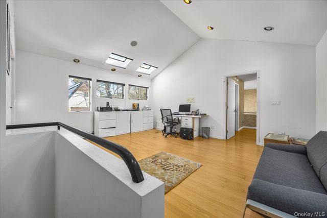 20 Henhawk Road, Great Neck, NY 11024