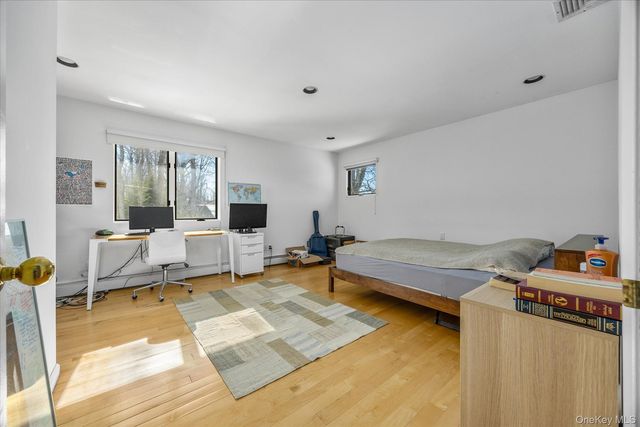 20 Henhawk Road, Great Neck, NY 11024