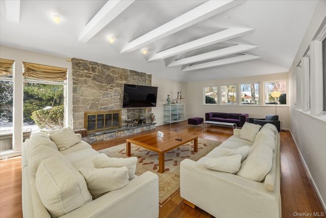 20 Henhawk Road, Great Neck, NY 11024