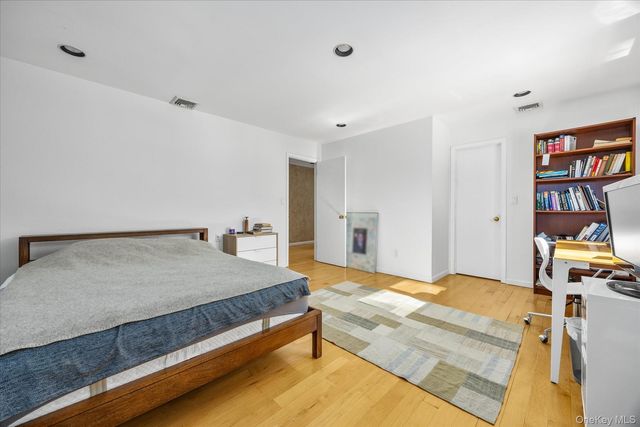 20 Henhawk Road, Great Neck, NY 11024