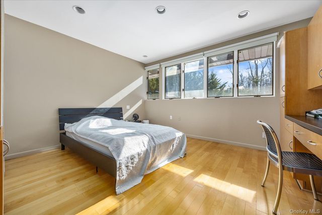 20 Henhawk Road, Great Neck, NY 11024