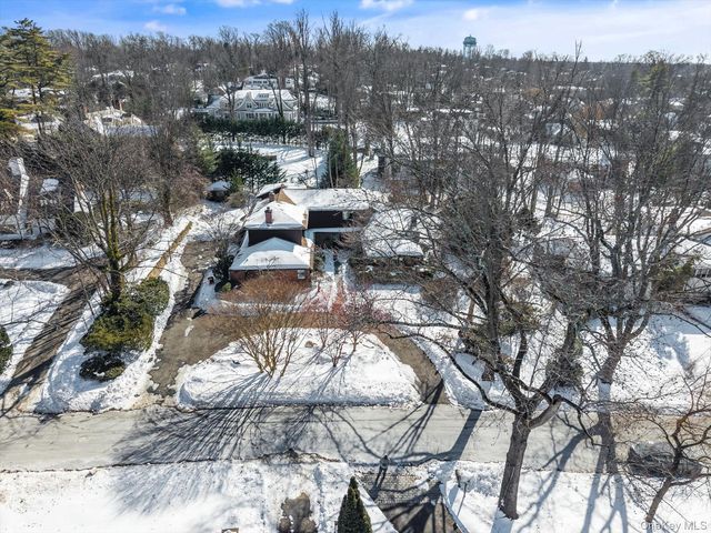 20 Henhawk Road, Great Neck, NY 11024