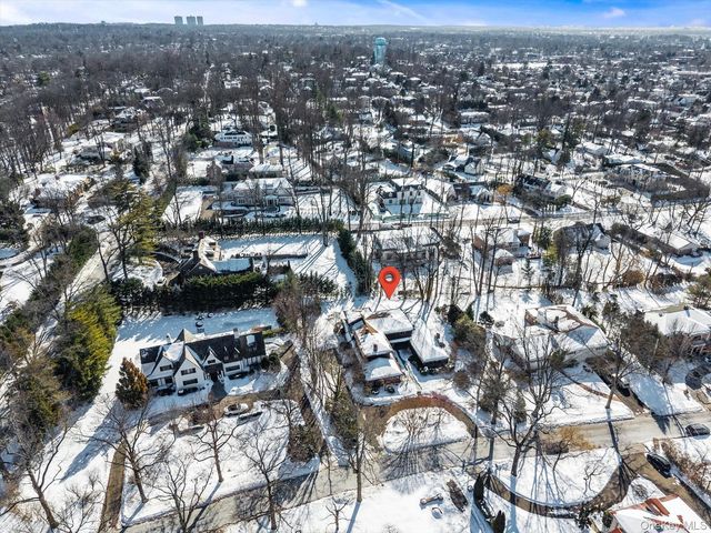 20 Henhawk Road, Great Neck, NY 11024