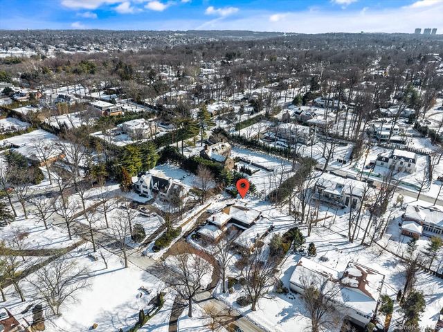 20 Henhawk Road, Great Neck, NY 11024