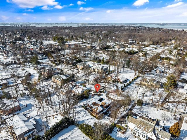 20 Henhawk Road, Great Neck, NY 11024