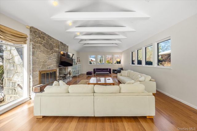 20 Henhawk Road, Great Neck, NY 11024