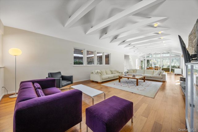 20 Henhawk Road, Great Neck, NY 11024