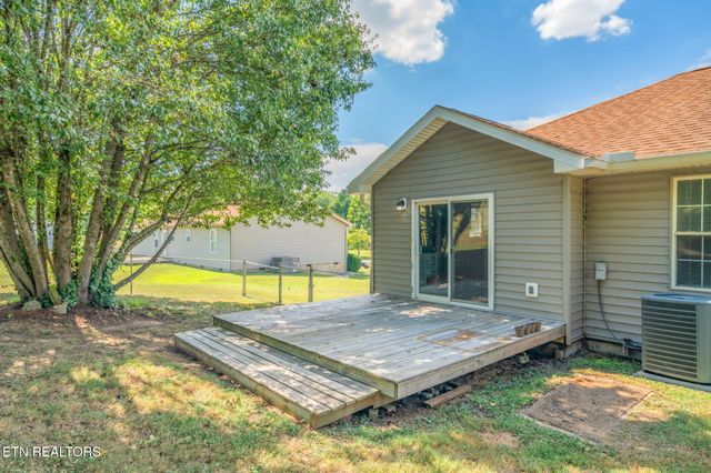 8404 Old Midway Rd, Lenoir City, TN 37772